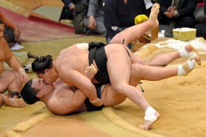 Harumafuji s'impose de peu face à Ikioi