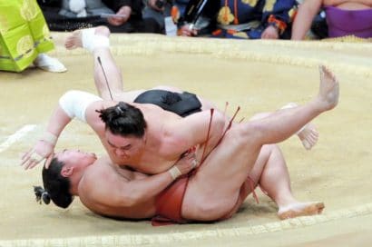 Hakuho seul en tête du tournoi, Harumafuji le suit avec juste une défaite