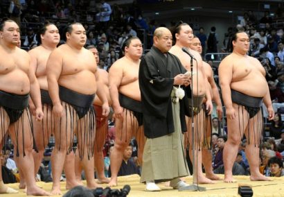 Le vice président avec les lutteurs. Hakkaku est favori pour prendre la succession de la NSK.