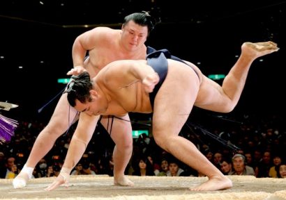 Kakuryu quitte le peloton de tête après sa défaite contre Ikioi