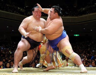 Hakuho et Kotoshogiku au coude à coude