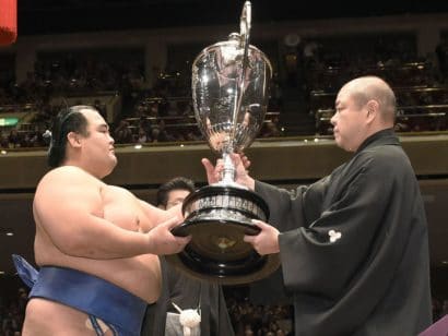 Kotoshogiku remporte le tournoi pour la première fois.