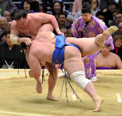 C'est après un échange musclé que Hakuho s'est imposé non sans mal face au bulgare Aoiyama.