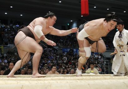 Hakuho remporte son 36ème yusho en battant en finale Harumafuji.