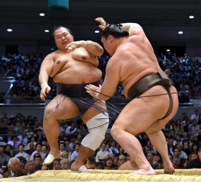 Hakuho a vaincu le sekiwake Toyonoshima et reste à une défaite derrière Kisenosato et Ikioi.