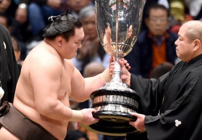 Hakuho reçoit la coupe de l'Empereur des mains du président Hakkaku