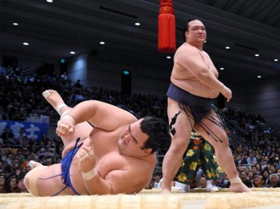 Kisenosato est toujours invaincu après sa victoire éclaire contre son rival Kotoshogiku.