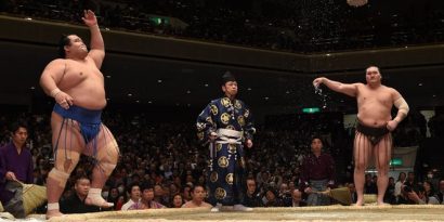 Hakuho conserve une victoire d'avance sur ses rivaux Kisenosato et Goeido.