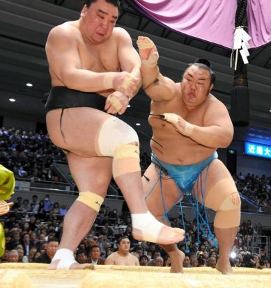 Premier kinboshi pour Kotoyuki qui a vaincu le yokozuna Harumafuji.