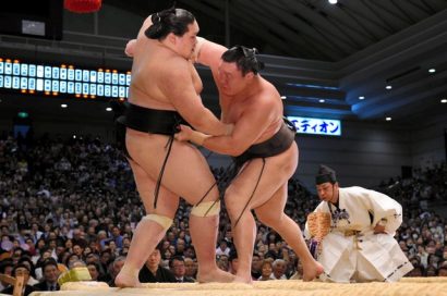 Hakuho reste une victoire derrière Kisenosato après sa victoire sur Terunofuji