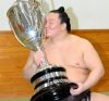 Hakuho avec la Coupe de l'Empereur
