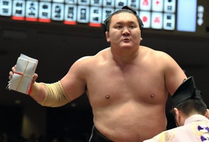 Hakuho déjà vainqueur du tournoi remporte les enveloppes du combat