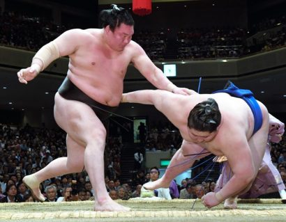 Hakuho et Kisenosato restent invaincus