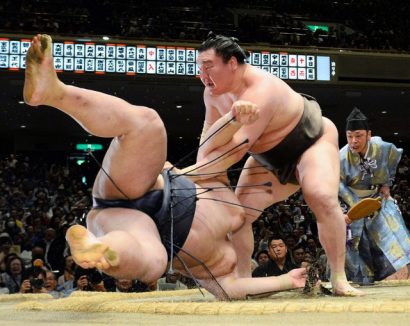 Hakuho prend l'avantage sur Kisenosato et s'empare de la tête du classement