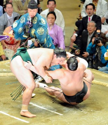 Harumafuji prend du retard sur les leaders après la victoire de Okinoumi