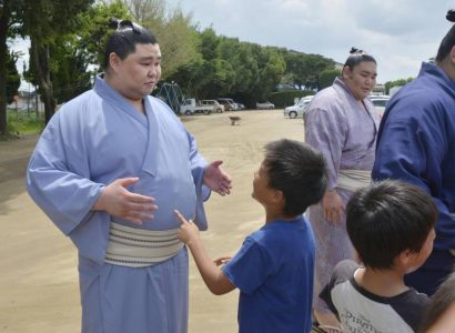 Shodai lutte avec les enfants de Kumamoto