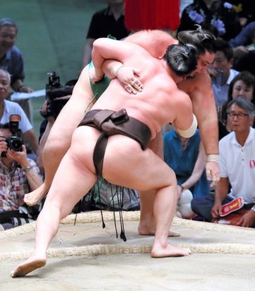 Takarafuji quitte le peloton et laisse Hakuho parmi les leaders du basho