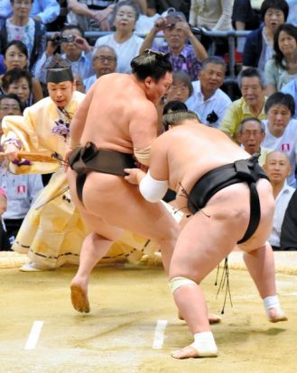 Hakuho prend du retard sur ses rivaux après sa défaite contre Terunofuji