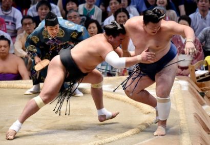 Harumafuji a été d'une incroyable efficacité pour sortir en quelques secondes Ikioi