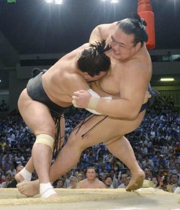 Harumafuji passe en tête du championnat