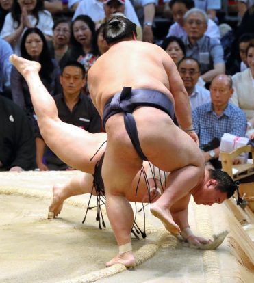 Hakuho voit ses espoirs s'envoler