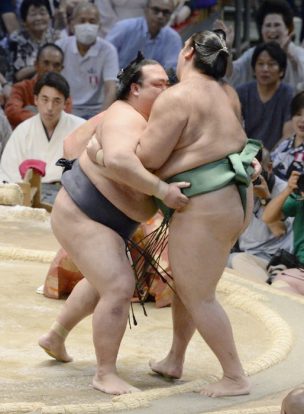 Kisenosato s'impose sans effort face à Kaisei