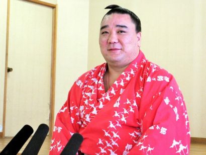 Harumafuji célèbre sa huitième victoire