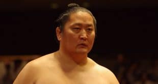 Tokitenku prend sa retraite de lutteur mais reste comme coach sous le nom de Magaki oyakata.