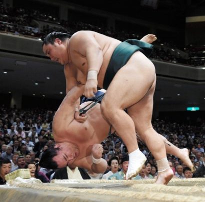 Troisième kinboshi pour Okinoumi qui bat le yokozuna Kakuryu