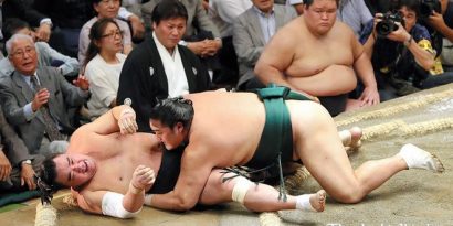 Okinoumi surpasse les yokozuna après sa victoire sur Harumafuji