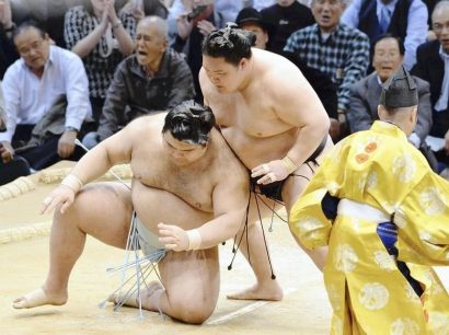 Goeido remporte son combat contre Takayasu