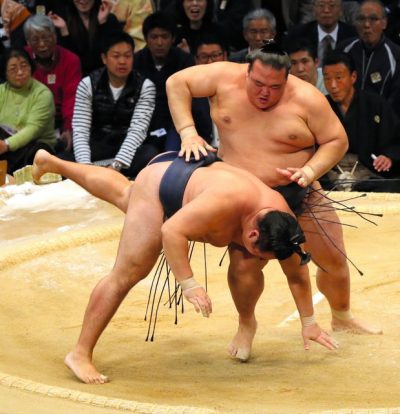 Kisenosato rebat les cartes en battant Kakuryu