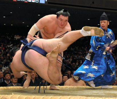 Le yokozuna Hakuho continue de marcher dans les pas de Kisenosato avec une victoire de retard sur l'ôzeki.