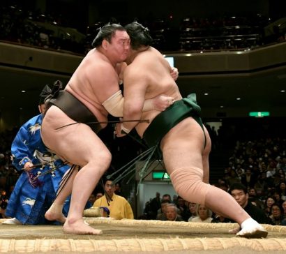 Hakuho et Kisenosato seuls lutteurs invaincus du tournoi.