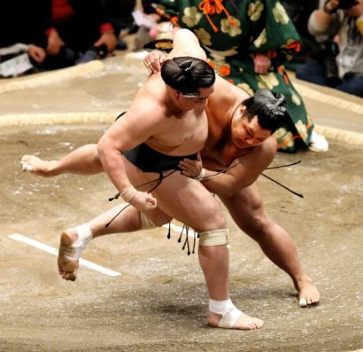 Shohozan remporte son troisième kinboshi en battant Harumafuji.