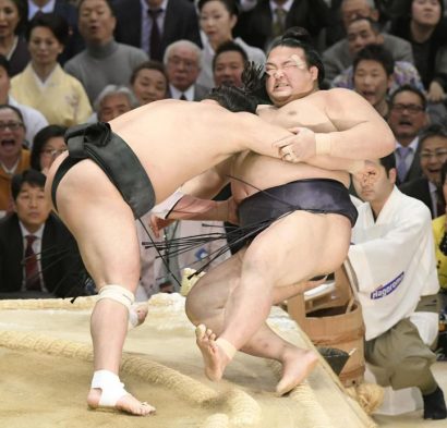 Harumafuji pousse Kisenosato vers sa 1ère défaite