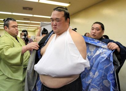Blessé lors de son combat avec Harumafuji, Kisenosato est reparti avec le bras en écharpe.