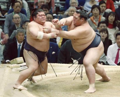 Kisenosato a remporté son premier combat alors que les yokozuna Hakuho et Harumafuji déjà défaits