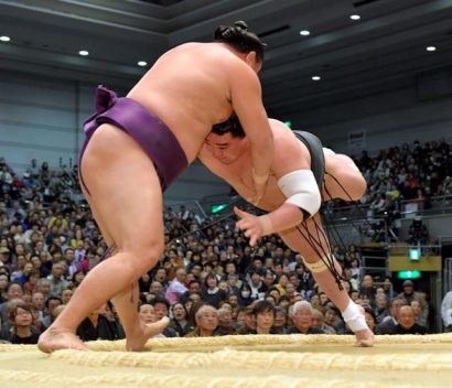 Premier kinboshi pour Sokokurai en battant le yokozuna Harumafuji