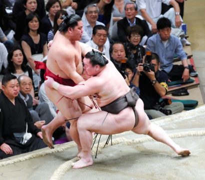 Hakuho et Harumafuji sont toujours en tête