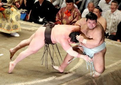 Les deux yokozuna restent au coude à coude