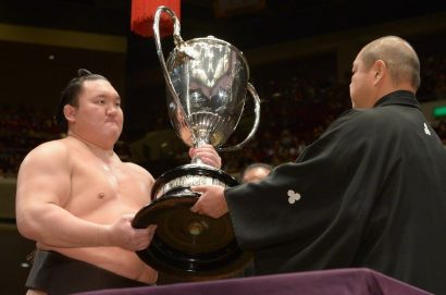 Hakuho termine sur un score parfait