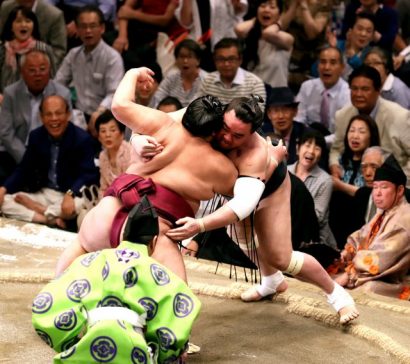 Harumafuji permet à Hakuho de prendre l'avantage