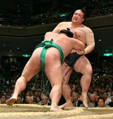 Kisenosato trébuche dès le premier jour