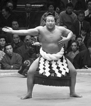 Sadanoyama yokozuna dohyo iri