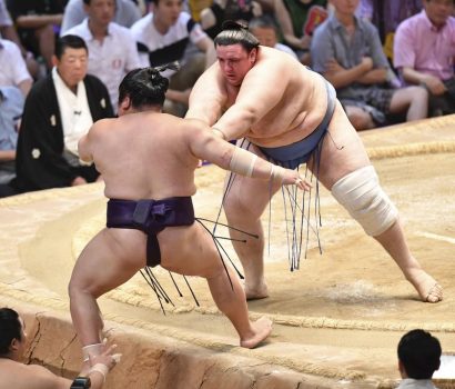 Aoiyama continue de tenir tête à Hakuho