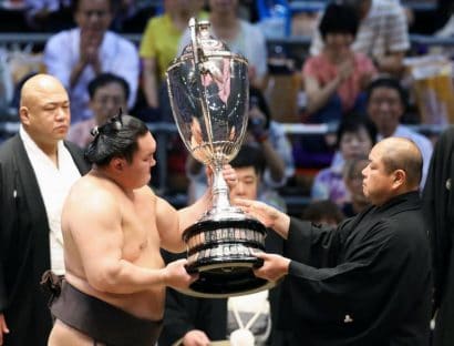 Hakuho remporte son 39e tournoi