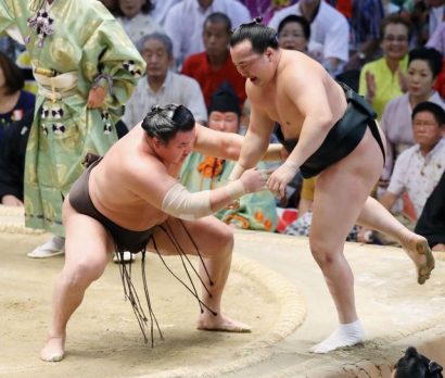 Hakuho continue son règne sans partage