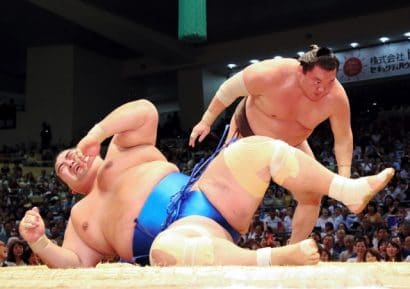 Le yokozuna Hakuho s'est facilement imposé par kotenage face au komusubi Kotoshogiku