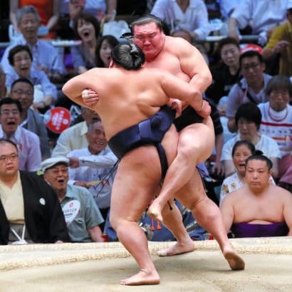 Première défaite pour le yokozuna Hakuho qui s'est incliné face à Mitakeumi.